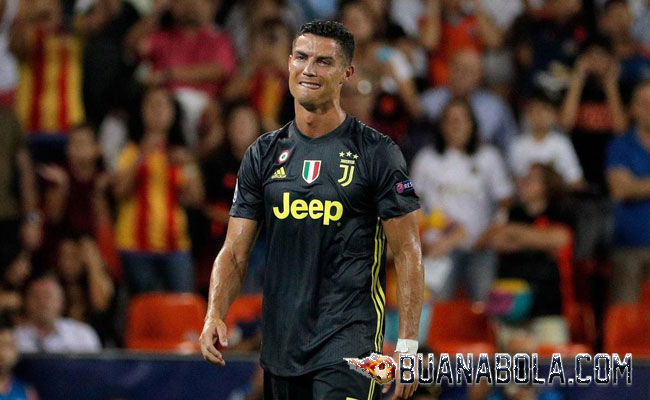 Tempeleng Kepala Lawan, Ronaldo Menangis Diberi Kartu Merah Pertama!